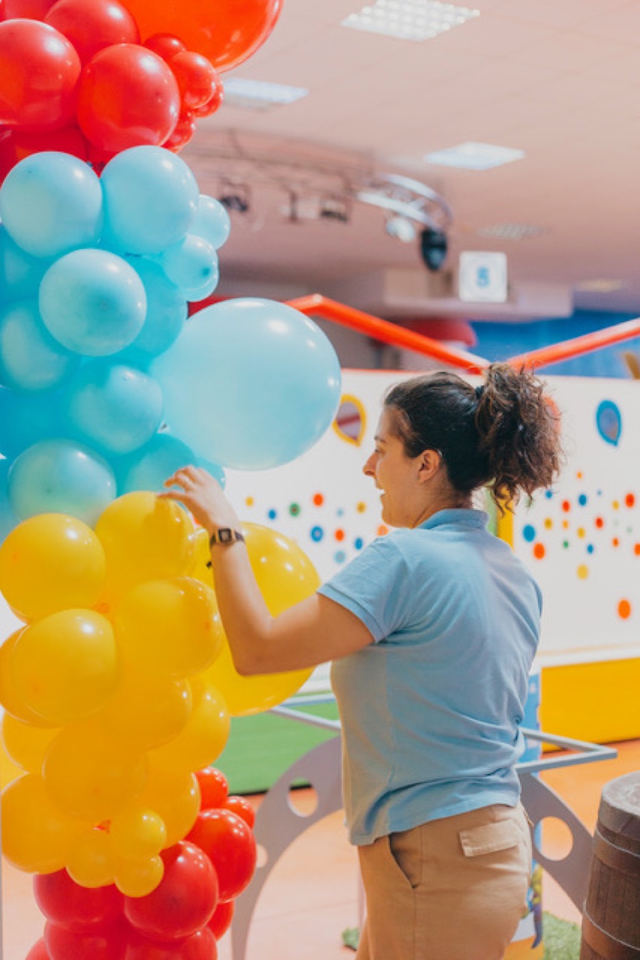 Preparazione allestimento personalizzato festa Giocolandia
